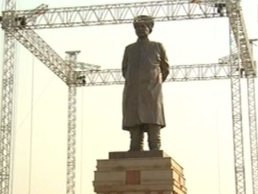 PM unveils 64-foot-tall statue of peasant leader Chhotu Ram in Rohtak ...